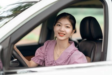 Yeni başlayan bir kadın sürücü arabada oturuyor.