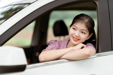 Yeni başlayan bir kadın sürücü arabada oturuyor.