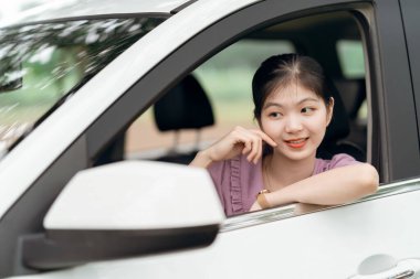 Yeni başlayan bir kadın sürücü arabada oturuyor.