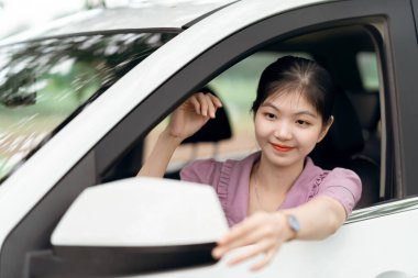 Yeni başlayan bir kadın sürücü arabada oturuyor.
