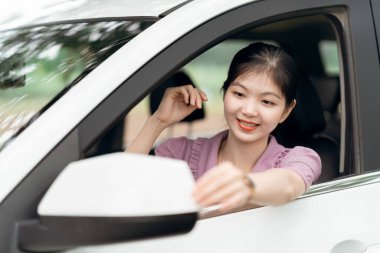 Yeni başlayan bir kadın sürücü arabada oturuyor.