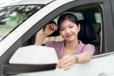 Yeni başlayan bir kadın sürücü arabada oturuyor.