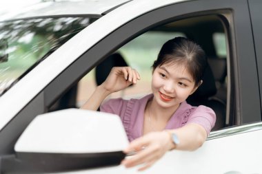 Yeni başlayan bir kadın sürücü arabada oturuyor.