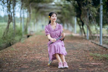 Güzel kız parktaki dizüstü bilgisayarı kullanıyor.