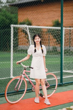 Bayan üniversite öğrencileri bisiklet sürüyor