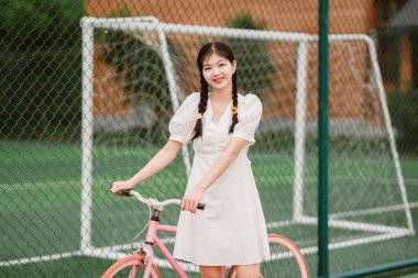 Bayan üniversite öğrencileri bisiklet sürüyor