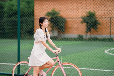 Bayan üniversite öğrencileri bisiklet sürüyor