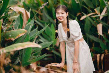 Bahçedeki üniversiteli kız