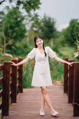 Bahçedeki üniversiteli kız