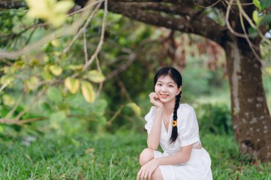 bahçede genç bir kızdır