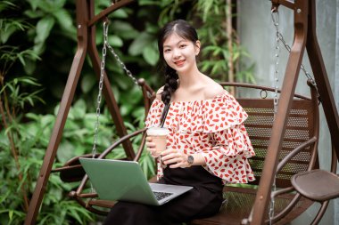 Avluda çalışan güzel Asyalı kız.