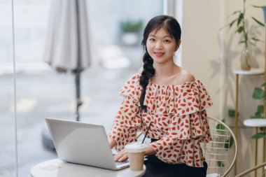 Güzel Asyalı kız evde çalışıyor.