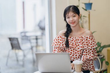 Güzel Asyalı kız evde çalışıyor.