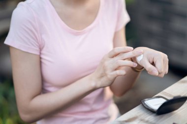 Asyalı kızlar avluda makyaj yapıyor.