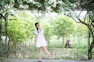 Üniversiteli kızlar parkta.