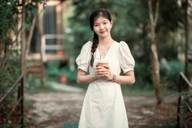 Bayan üniversite öğrencileri kampüste dizüstü bilgisayar kullanıyorlar.