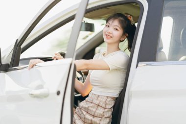 Yeni başlayan bir kadın sürücü arabada oturuyor.