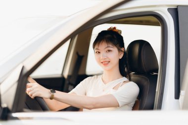 Yeni başlayan bir kadın sürücü arabada oturuyor.