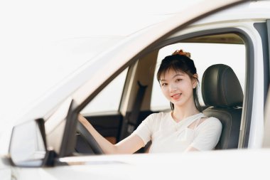 Yeni başlayan bir kadın sürücü arabada oturuyor.
