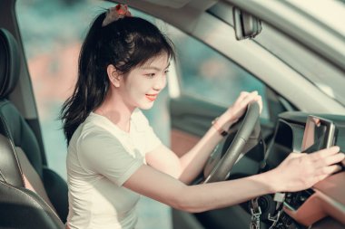 Yeni başlayan bir kadın sürücü arabada oturuyor.