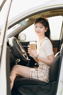 Yeni başlayan bir kadın sürücü arabada oturuyor.