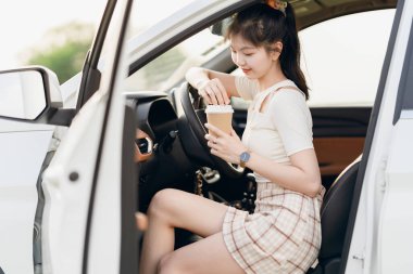 Yeni başlayan bir kadın sürücü arabada oturuyor.