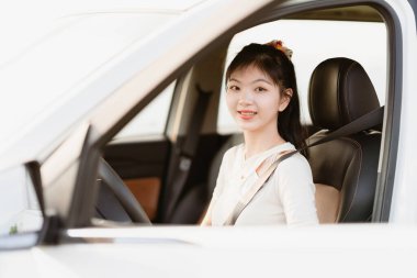 Yeni başlayan bir kadın sürücü arabada oturuyor.