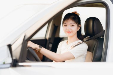 Yeni başlayan bir kadın sürücü arabada oturuyor.