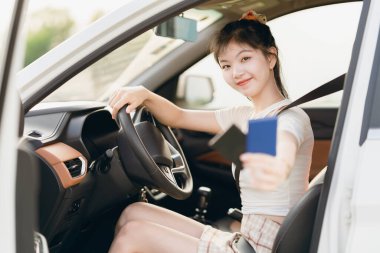 Yeni başlayan bir kadın sürücü arabada oturuyor.
