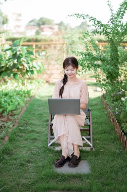 Bahçede dizüstü bilgisayar kullan