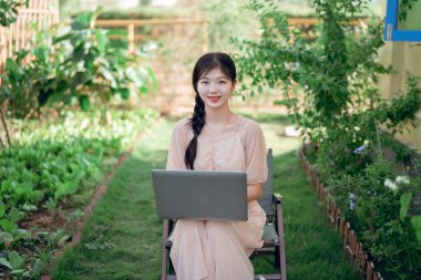 Bahçede dizüstü bilgisayar kullan