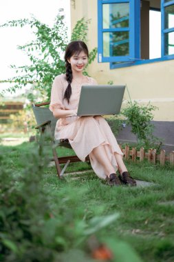 Bahçede dizüstü bilgisayar kullan