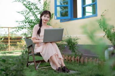 Bahçede dizüstü bilgisayar kullan