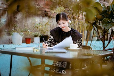 Asyalı kızlar evde çalışır.