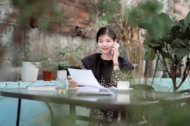 Asyalı kızlar evde çalışır.