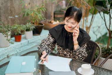 Asyalı kızlar evde çalışır.