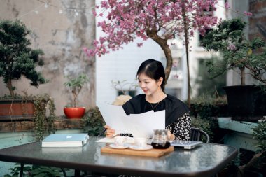 Asyalı kızlar evde çalışır.