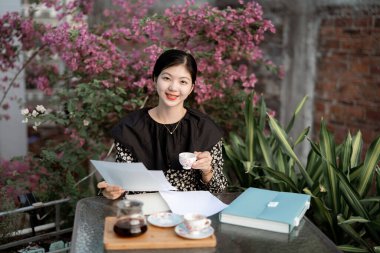 Asyalı kızlar evde çalışır.