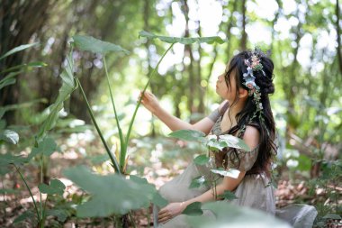 Portret van romantische meisje in het bos