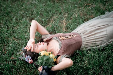 Portret van romantische meisje in het bos