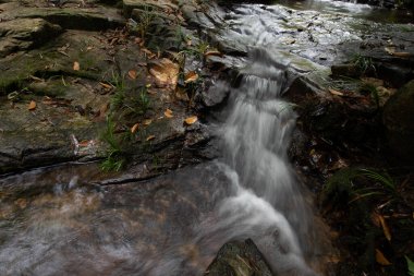 güzel bir şelale bir dağ yamacında