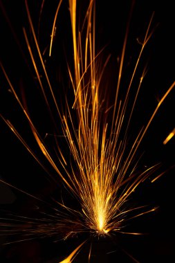 Metal kesme testeresi bir atölyenin her yerine kıvılcım saçar.