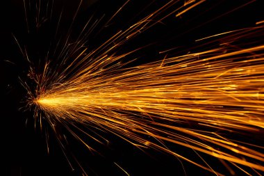 Metal kesme testeresi bir atölyenin her yerine kıvılcım saçar.