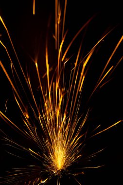 Metal kesme testeresi bir atölyenin her yerine kıvılcım saçar.