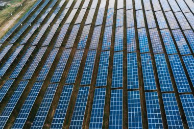 Güneş enerjisi panelleri temiz enerji santrali havadan görünümü