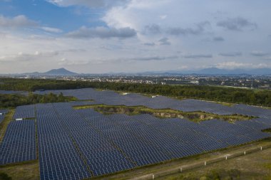 Güneş enerjisi panelleri temiz enerji santrali havadan görünümü