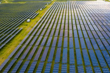 Güneş enerjisi panelleri temiz enerji santrali havadan görünümü