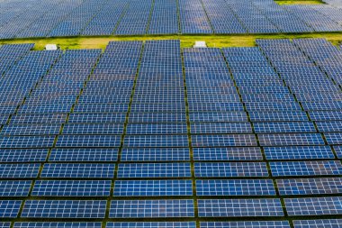 Güneş enerjisi panelleri temiz enerji santrali havadan görünümü