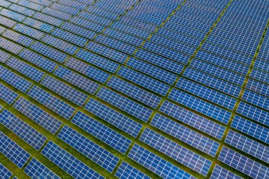 Güneş enerjisi panelleri temiz enerji santrali havadan görünümü