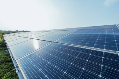 Temiz enerji üretim istasyonundaki güneş enerjisi panelleri